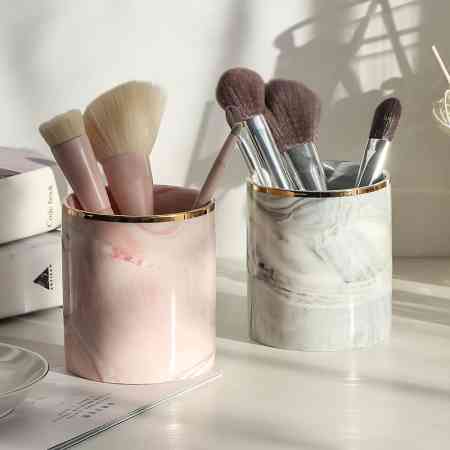 MAKE-UP ORGANIZER